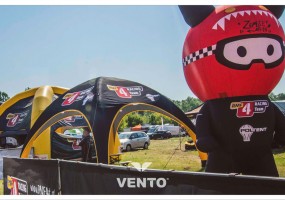 VENTO Zelt mit einem originellem Ballon - das Maskottchen von RMF 4 Racing Team.